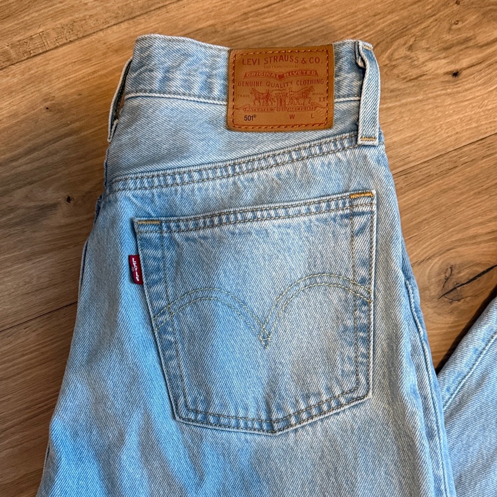 Levi's Light Blue Women's Jeans - Picture 2 of 9
